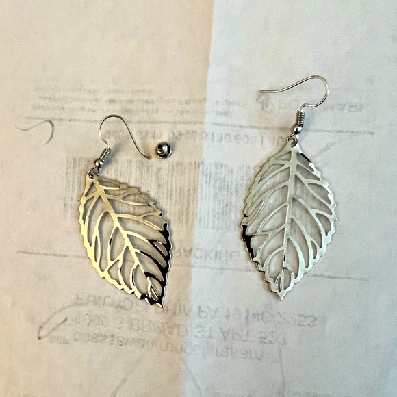 Jewelry - Silver Leaf Dangling Earrings